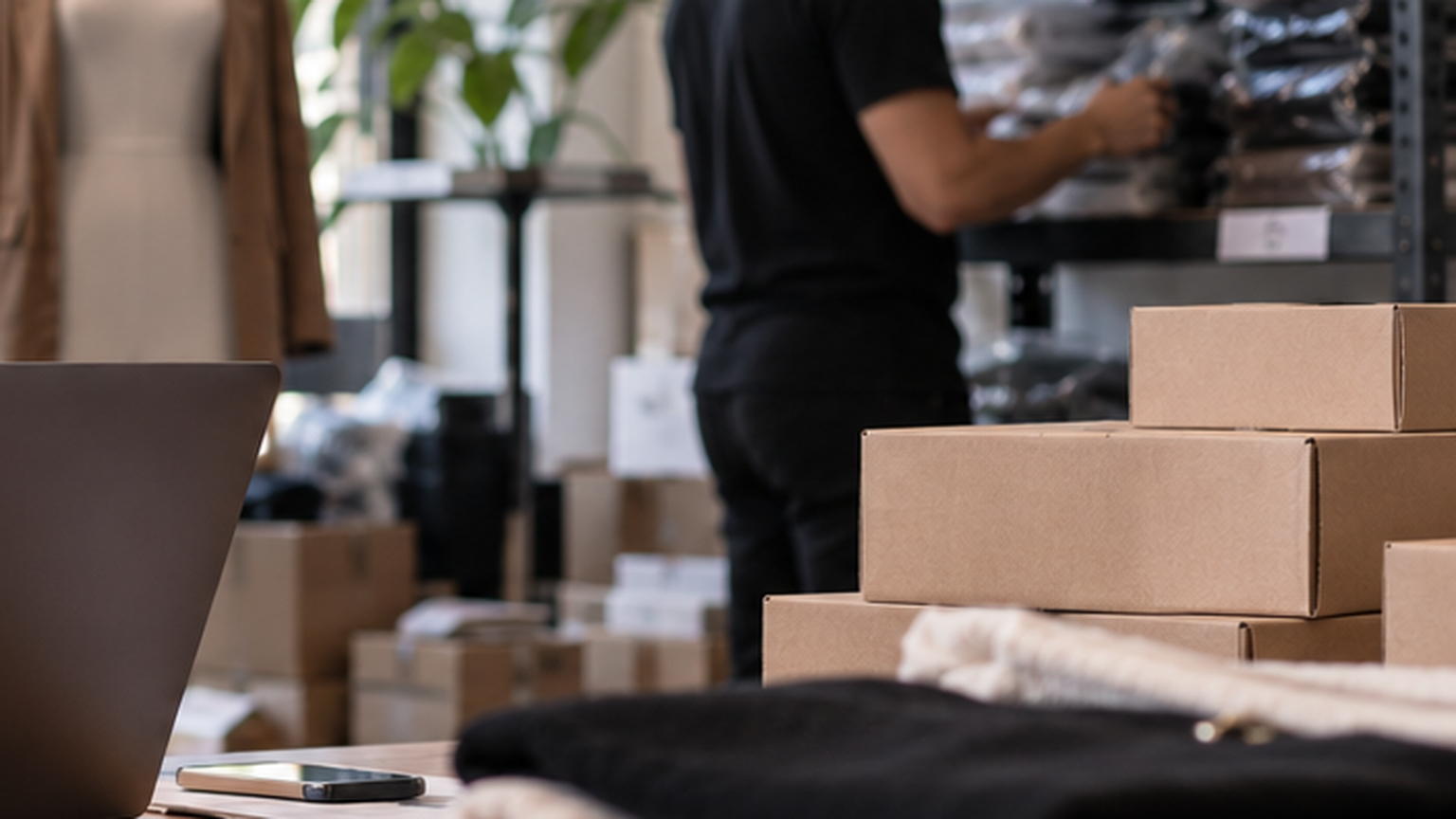 Mercadería y cajas organizadas durante una operación de inventario de ropa.